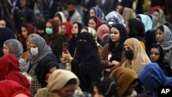 কাবুলে আন্তর্জাতিক নারী দিবসের একটি অনুষ্ঠানে আফগান নারীরা 