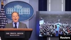 Thư ký báo chí Tòa Bạch Ốc Sean Spicer khẳng định rằng truyền thông đã xử lý những hình ảnh ở Quảng trường Quốc gia để làm cho đám đông hôm thứ Sáu trông nhỏ hơn so với thực tế.