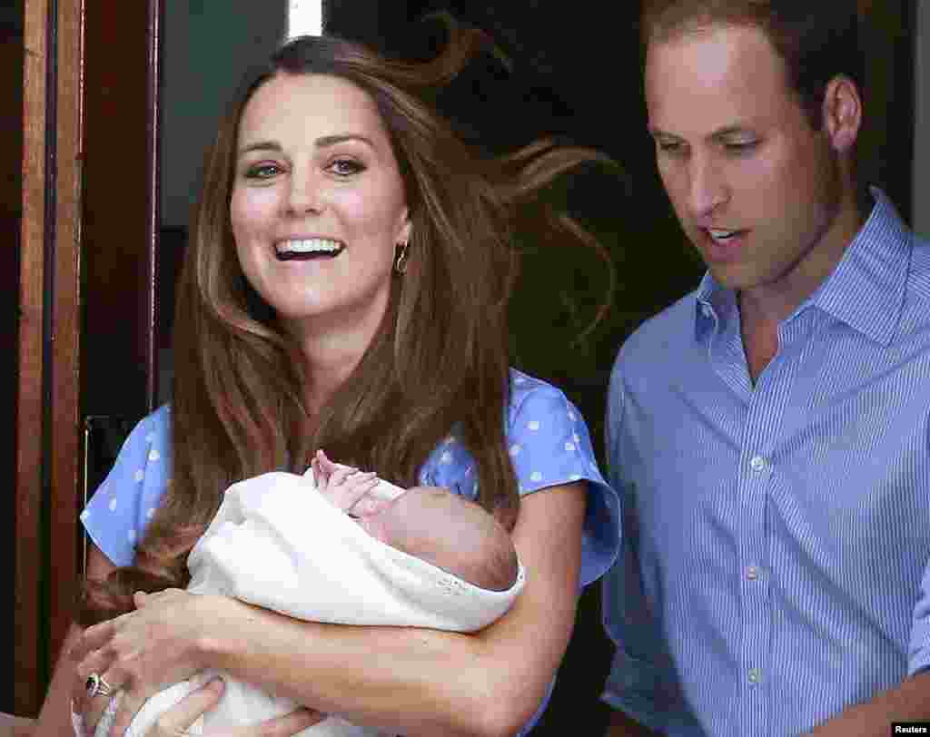 Britain&#39;s Prince William and his wife Catherine, Duchess of Cambridge, appear with their baby son outside the Lindo Wing of St Mary&#39;s Hospital, in central London, July 23, 2013. 