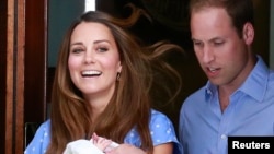 Pangeran William dan istrinya, Duchess of Cambridge, keluar dari RS St Mary dengan bayi mereka yang baru lahir sehari sebelumnya.