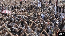 Anti-vladini demonstranti na kojima je tražena ostavka predsednika Ali Abdulaha Saleha u Sani, 10. juna 2011.