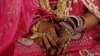 Une mariée attend le début d'une cérémonie de mariage de masse à Mumbai, en Inde, le 27 janvier 2016.