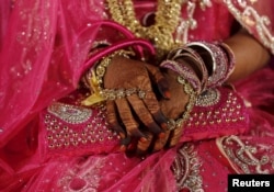 Seorang pengantin wanita menunggu dimulainya upacara pernikahan massal di Mumbai, India, 27 Januari 2016.