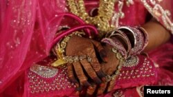 Une mariée attend le début d'une cérémonie de mariage de masse à Mumbai, en Inde, le 27 janvier 2016.