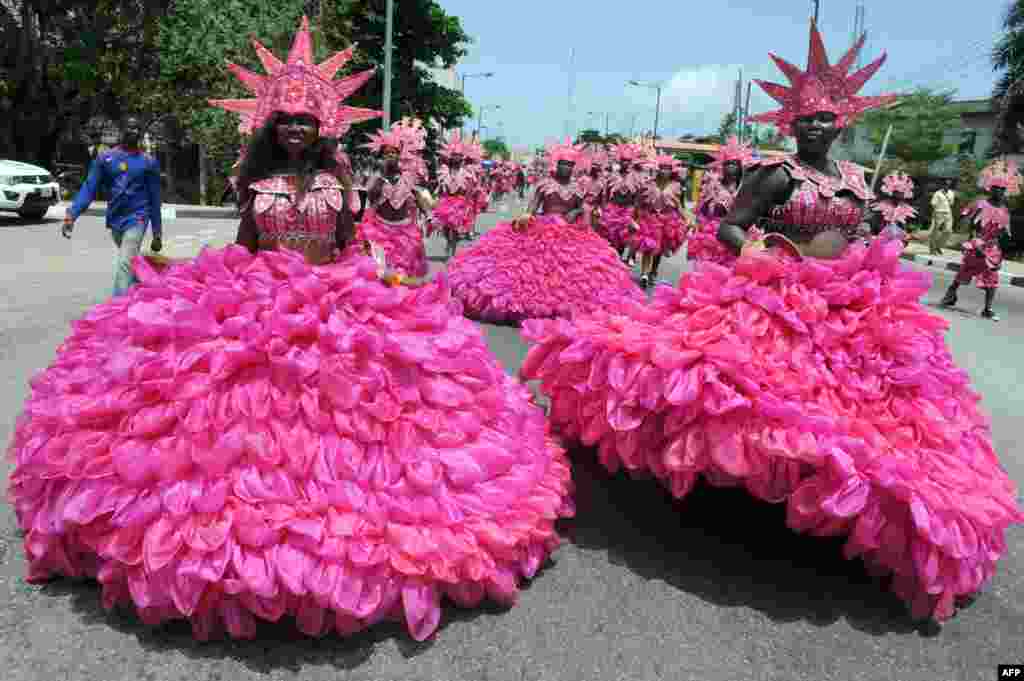 Women take part in the yearly Lagos carnival parade in Nigeria, April 1, 2013. This year's Easter festival coincides with Lagos' yearly carnival. 