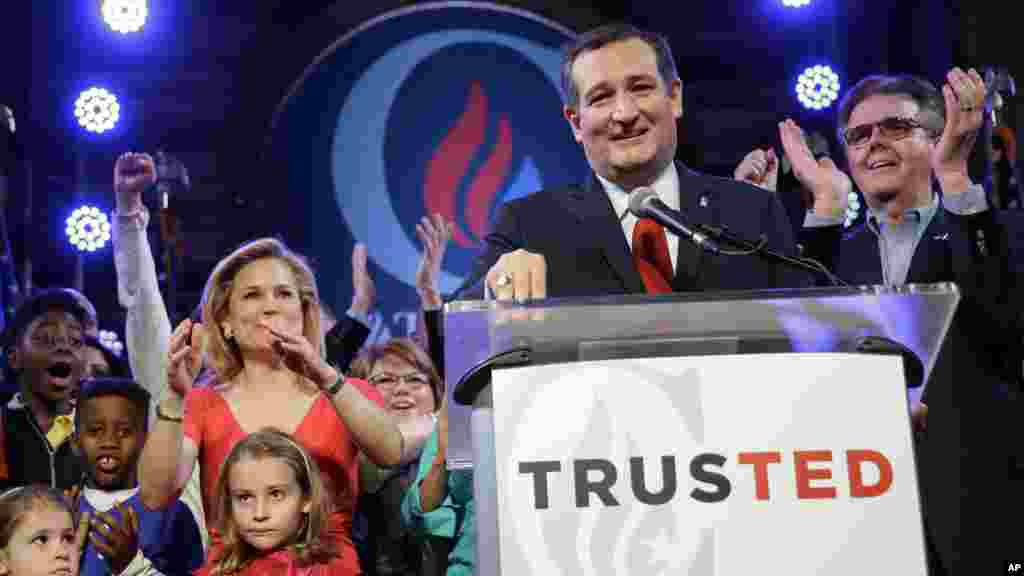 Le sénateur du Texas, Ted Cruz, candidat aux primaires républicaines, s&#39;adresse à la foule de ses partisans lors de la soirée du &quot;Super mardi&quot;, é Stafford, Texas, 1er mars 2016.