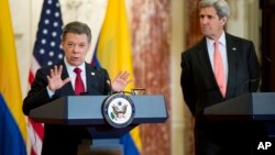 El secretario Kerry escucha las declaraciones del presidente colombiano en las que agradeció a Estados Unidos por apoyar la paz en Colombia.