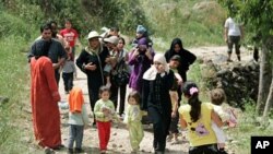 Syrian women and children arrive in Wadi Khaled in northern Lebanon, near the Lebanese-Syrian border May 16, 2011