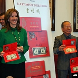 铸印局副局长加德纳和华裔设计师王正昌
