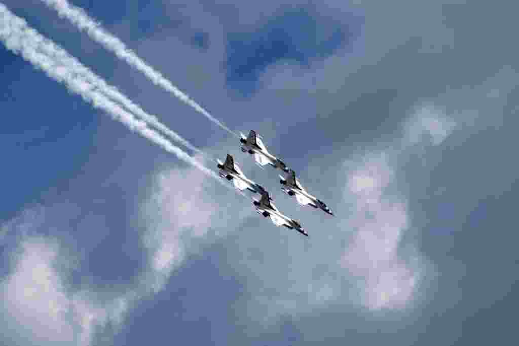 تیم اکروجت تاندر بردز Thunderbirds 2