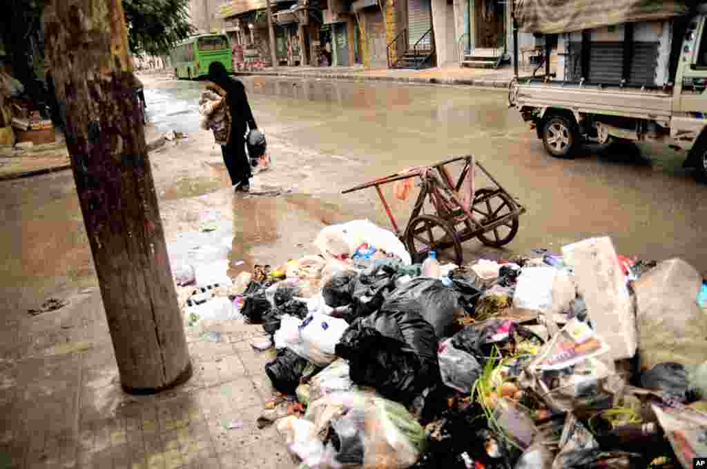 Accumulated garbage in the Bustan al-Qasr area of Aleppo, November 10, 2012. 