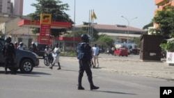 Agente da policia anti-motim de Angola 