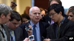 El senador republicano John McCain, de R-Ariz, habla a los periodistas después de una reunión informativa sobre Siria en el Capitolio en Washington, el 7 de abril de 2017.