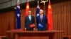 中国总理李克强与澳大利亚总理特恩布尔在位于堪培拉的议会大厅共同出席一项签字仪式(2017年3月24日资料照片)