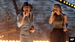 Tim McGraw y Taylor Swift durante entrega de premios CMA en Las Vegas el 7 de abril, de 2013.