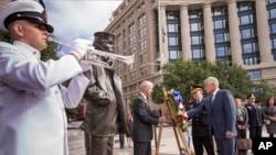 Bộ trưởng Quốc phòng Hoa Kỳ Chuck Hagel và Đại tướng Martin Dempsey Tổng Tham mưu trưởng Quân lực Hoa Kỳ đặt vòng hoa tại Đài tưởng niệm của Hải quân để tưởng niệm các nạn nhân vụ nổ súng tại Hải quân Công xưởng ở Washington, 17/9/13