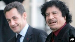 L'ancien président français Nicolas Sarkozy et l'ancien leader libyen Moammar Kadhafi à l'Élysée, à Paris, le 12 décembre 2007.