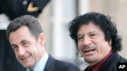 L'ancien président français Nicolas Sarkozy et l'ancien leader libyen Moammar Kadhafi à l'Élysée, à Paris, le 12 décembre 2007.