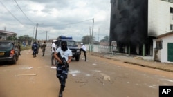 La police gabonaise patrouille dans les rues après les manifestations post-électorales à Libreville, Gabon, 1 septembre 2016.