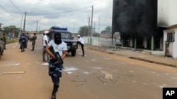 La police gabonaise patrouille dans les rues après les manifestations post-électorales à Libreville, Gabon, 1 septembre 2016.