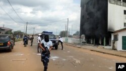 La police gabonaise, patrouillant dans les rues après les manifestations post-électorales à Libreville, Gabon, 1 septembre 2016.