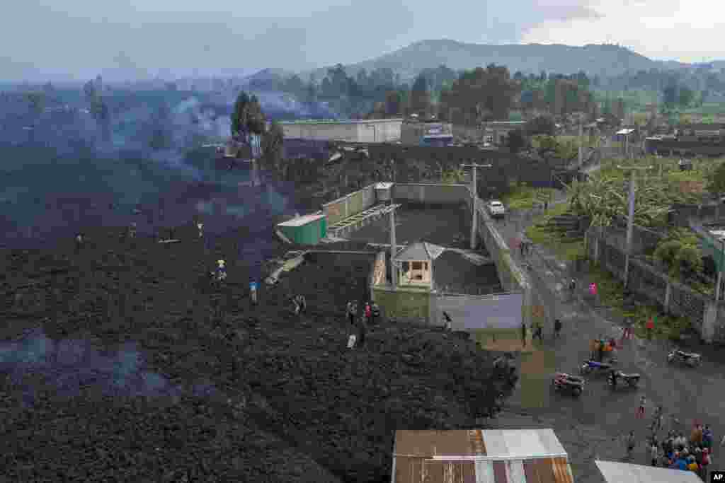 Lava koja izbija iz aktiviranog vulkana na planini Niiragongo nastavlja da se širi u području severno od Gome u Demokratskoj Republici Kongo. Oko 500 kuća je uništeno, dok je najmanje 15 osoba izgubilo život. 24. maj, 2021. ( Foto: Džastin Kabumba / AP )