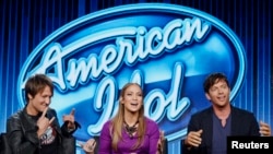 Para juri "American Idol", Keith Urban (kiri), Jennifer Lopez (tengah), dan Harry Connick, Jr.