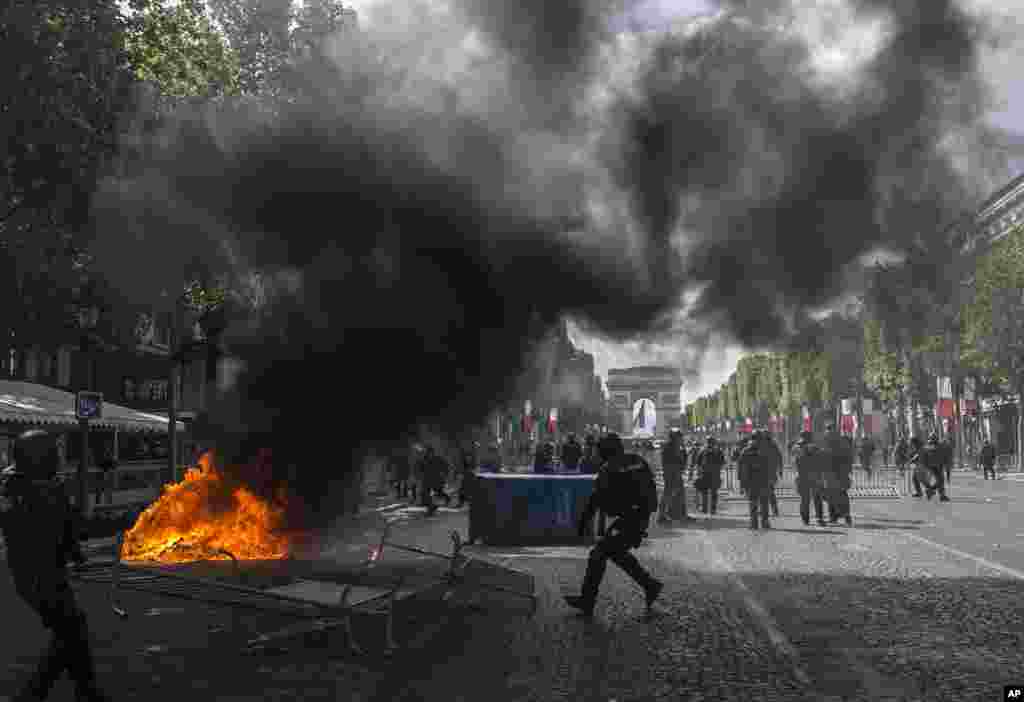 همزمان با جشن ملی فرانسه بین پلیس و گروهی از معترضان درگیری روی داد.&nbsp;