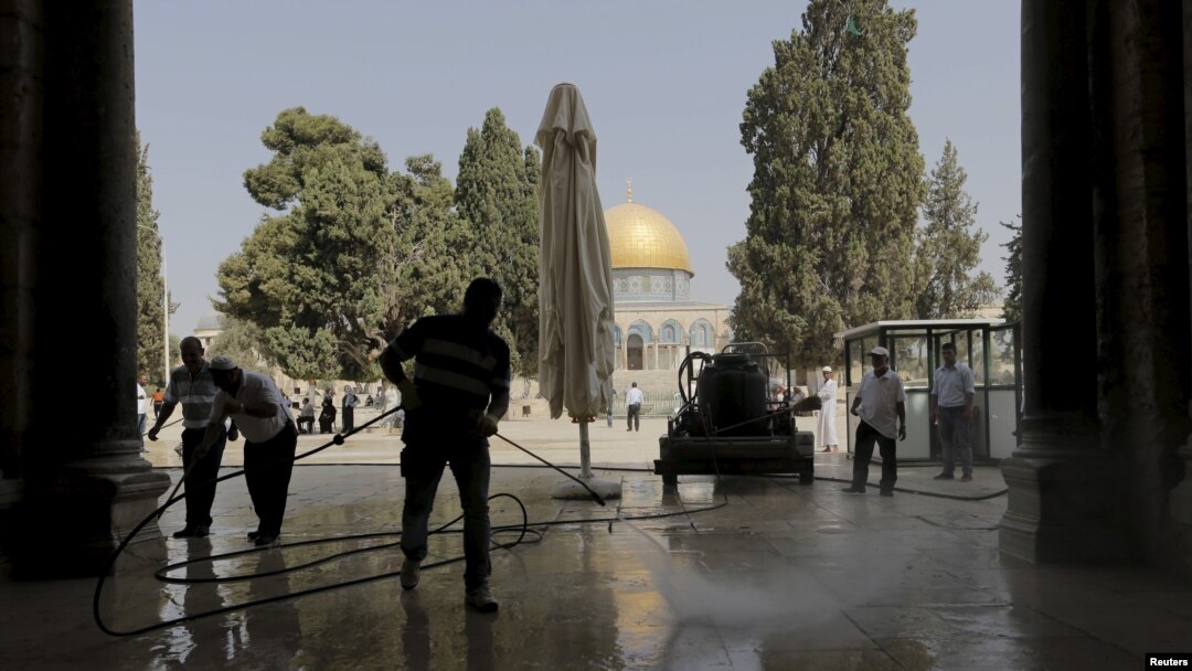 Warga Palestina membersihkan kompleks Al-Aqsa usai bentrokan dengan polisi Israel pertengahan bulan lalu.