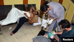 На лица, за кои активисти тврдат се жртви на напад со хемиско оружје во Сирија, им се укажува лекарска помош