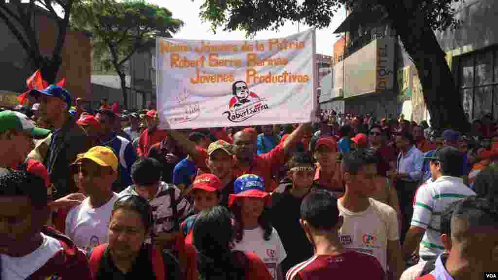 La concentración chavista empezó desde tempranas horas de la mañana en la avenida Nueva Granada en Caracas.