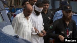 Polisi Pakistan menahan ulama Khalid Jadoon yang dituduh sengaja menyelipkan lembaran-lembaran al-Quran ke dalam tas Rimsha Masih, anak perempuan yang beragama Kristen (2/9). 