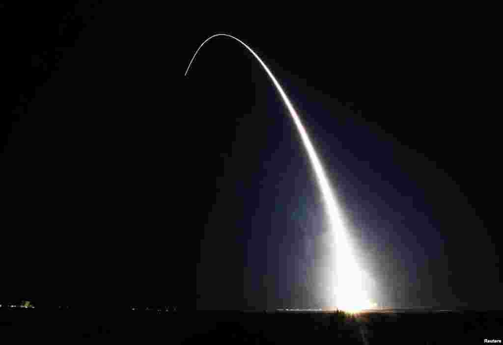 A United Launch Alliance Delta II rocket carrying a NASA/National Oceanic and Atmospheric Administration satellite launches from Space Launch Complex-2 in Vandenberg Air Force Base, California, Nov. 18, 2017.