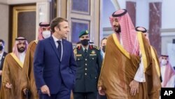 دیدار امانوئل مکرون، رئیس جمهوری فرانسه، و محمد بن سلمان، ولیعهد پادشاهی عربستان سعودی در جده، عربستان سعودی. شنبه ۱۳ آذر ۱۴۰۰