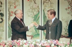 1991년 4월 20일 제주도에서 열린 한소정상회담 만찬에서 노태우 한국 대통령(오른쪽)과 미하일 고르바초프 소련 대통령이 건배하고 있다.