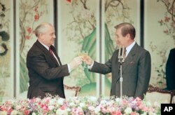 1991년 4월 20일 제주도에서 열린 한소정상회담 만찬에서 노태우 한국 대통령(오른쪽)과 미하일 고르바초프 소련 대통령이 건배하고 있다.