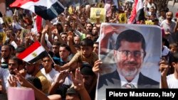 Palestinians chant slogans during a rally in support of Egypt's deposed Islamist President Mohamed Morsi in the central Gaza Strip, August 23, 2013.