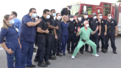 Miembros del personal sanitario del hospital Mount Sinai de Miami Beach se toman fotografías con los bomberos de la ciudad, que fueron hasta las instalaciones hospitalarias para rendir tributo al trabajo que están haciendo frente a la pandemia.