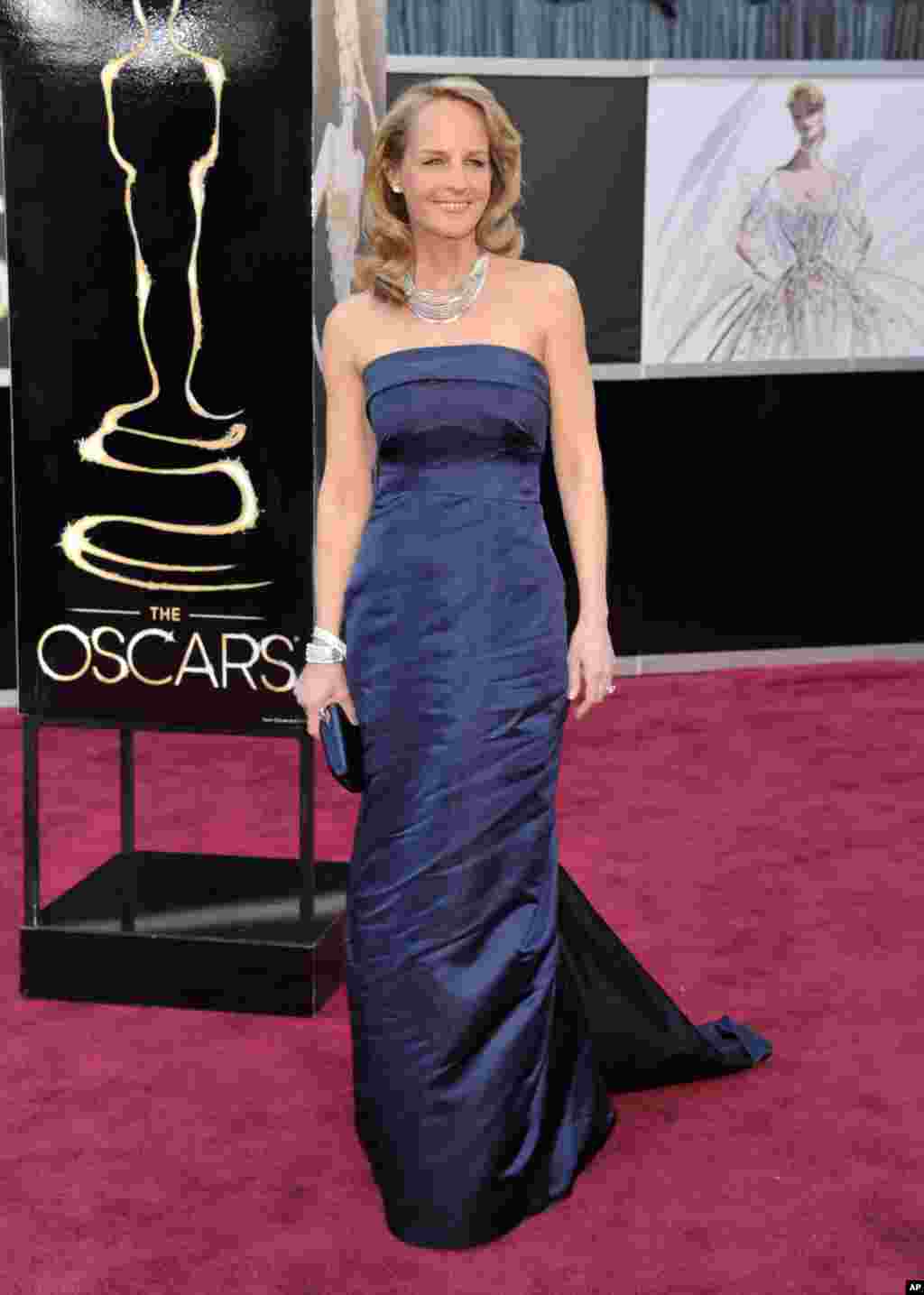 Actress Helen Hunt arrives at the Oscars at the Dolby Theatre on Feb. 24, 2013, in Los Angeles.