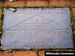 지난 1992년 버지니아대학교 잔디밭에 '아너시스템(Honor System)' 150주년을 기념하는 판이 바닥에 설치돼 있다.