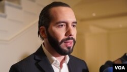 El presidente, Nayib Bukele, ordenó mantener esa suspensión en todo El Salvador, tanto en instituciones públicas como privadas, incluyendo las universidades.