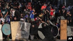 Manifestantes chocan con la policía en las calles de Santiago de Chile el 12 de noviembre de 2019.