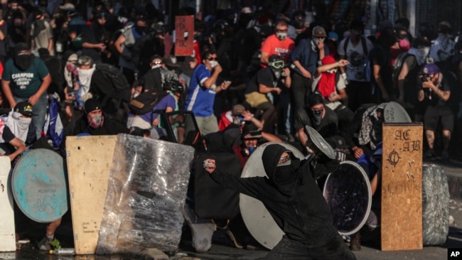 Manifestantes chocan con la policía en las calles de Santiago de Chile el 12 de noviembre de 2019.