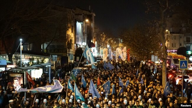 抗议者在伊斯坦布尔游行支持维吾尔人并声援阿森纳球员厄齐尔。(2019年12月20日)