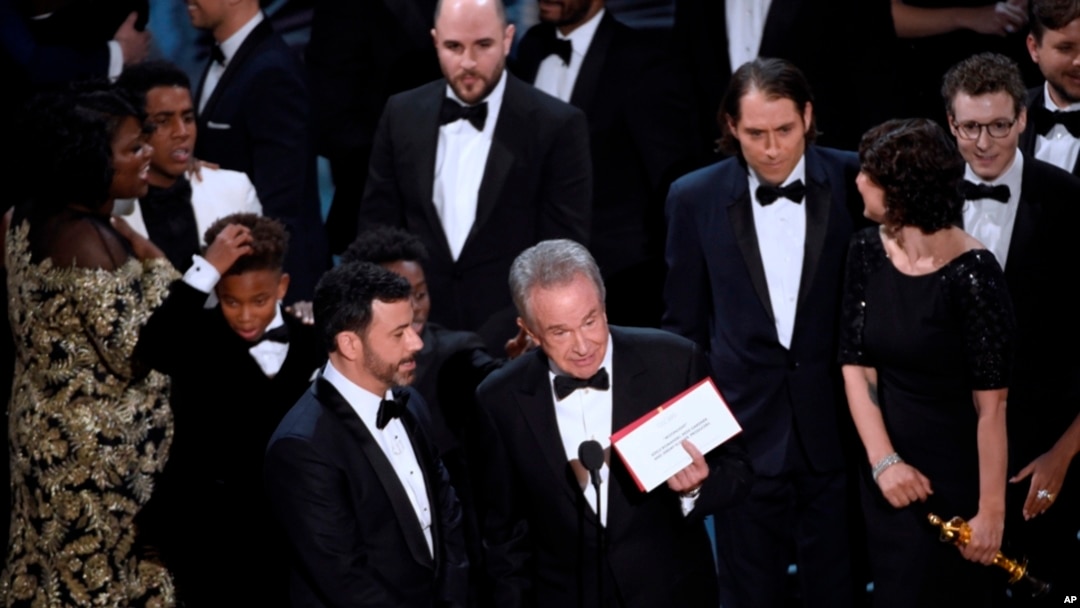 Al darse cuenta del error, Warren Beatty explicó que se había confunfido con el sobre previo que daba como ganadora a Emma Stone, de "La La Land", y se disculpó.