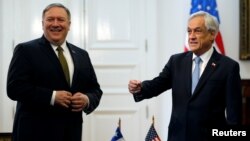 លោក Mike Pompeo ឈរ​នៅ​ជិត​ប្រធានាធិបតី​ឈីលី Sebastian Pinera នៅ​វិមានប្រធានាធិបតី ក្នុង​ទីក្រុង​សាន់ត្យាហ្គោល ប្រទេស​ឈីលី កាល​ពី​ថ្ងៃទី​១២ មេសា ២០១៩។