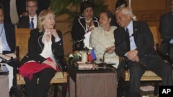 US Secretary of State Hillary Clinton talks with Philippine's Foreign Affairs Secretary Albert Del Rosario prior to the start of Retreat Session of East Asia Summit Consultation in Nusa Dua, Bali, Indonesia, July 22, 2011