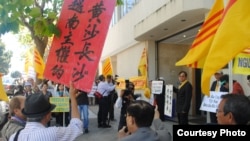 Biểu tình phản đối Bắc Kinh xâm lăng trước Tổng Lãnh sự quán Trung Quốc ở San Francisco hôm 12/5/14 (ảnh Bùi Văn Phú)