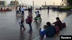 广东深圳蛇口的儿童在玩耍。（2021年3月15日）