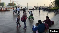 중국 광둥성 선전 시민들이 자녀와 함께 산책하고 있다. (자료사진)